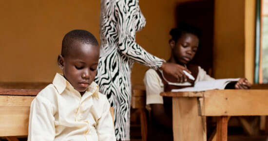 african-woman-teaching-kids-class